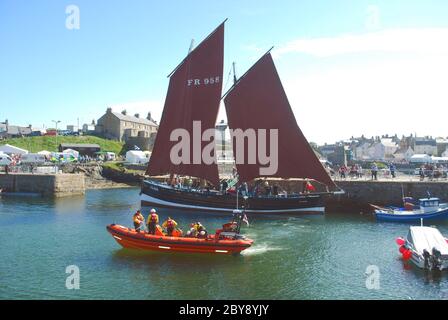 Portsoy Hafen in Aberdeenshire, Schottland, besetzt mit Schiffen für die jährlichen schottischen traditionellen Boat Festival-Wochenende Stockfoto