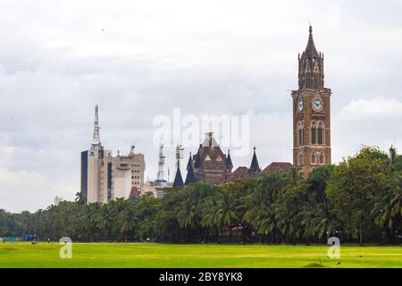 Churchgate Architecture mit Wachturm und einigen Gebäuden von Aktiengesellschaften im Hintergrund in Mumbai, Indien. Stockfoto