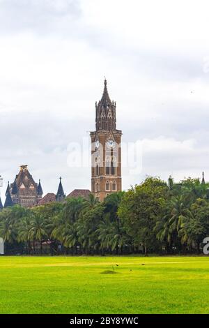 Churchgate Architecture mit Wachturm und einigen Gebäuden von Aktiengesellschaften im Hintergrund in Mumbai, Indien. Stockfoto