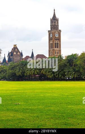 Churchgate Architecture mit Wachturm und einigen Gebäuden von Aktiengesellschaften im Hintergrund in Mumbai, Indien. Stockfoto