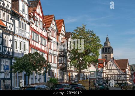 Fachwerkhäuser und die Kirche St. Crucis im Stadtteil Allendorf, Bad Sooden-Allendorf, Rheinland-Pfalz, Deutschland Holzrahmenhäuser und St. Stockfoto