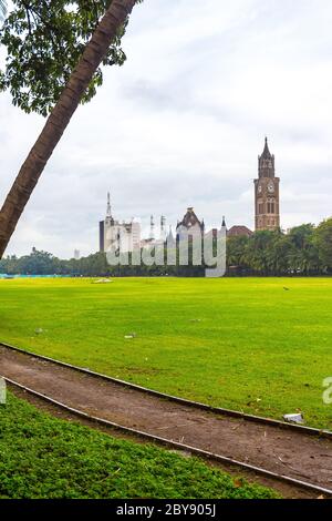 Churchgate Architecture mit Wachturm und einigen Gebäuden von Aktiengesellschaften im Hintergrund in Mumbai, Indien. Stockfoto