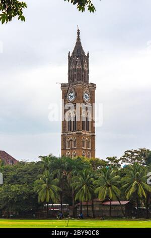 Churchgate Architecture mit Wachturm und einigen Gebäuden von Aktiengesellschaften im Hintergrund in Mumbai, Indien. Stockfoto