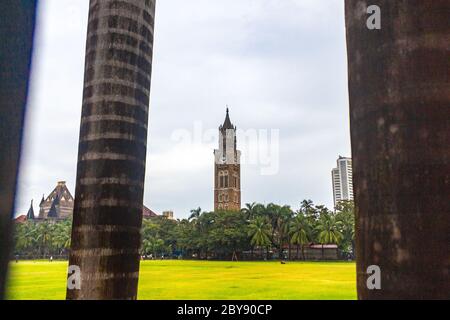 Churchgate Architecture mit Wachturm und einigen Gebäuden von Aktiengesellschaften im Hintergrund in Mumbai, Indien. Stockfoto