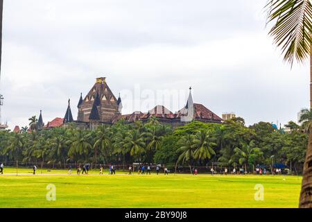 Churchgate Architecture mit Wachturm und einigen Gebäuden von Aktiengesellschaften im Hintergrund in Mumbai, Indien. Stockfoto