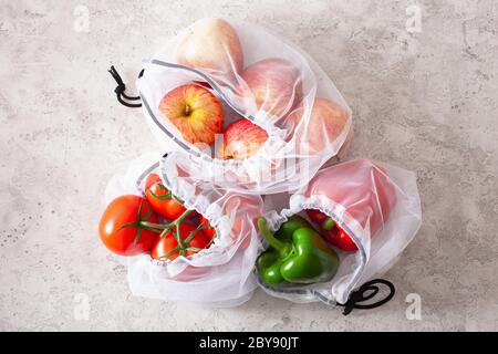 Äpfel, Tomaten Paprika Gemüse in wiederverwendbare mesh Nylon Tasche, Kunststoff sich null Abfall Konzept Stockfoto