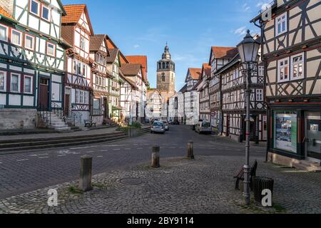 Fachwerkhäuser und die Kirche St. Crucis im Stadtteil Allendorf, Bad Sooden-Allendorf, Rheinland-Pfalz, Deutschland Holzrahmenhäuser und St. Stockfoto