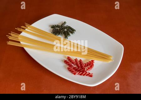 Verschiedene Arten von Pasta auf weißem Teller Stockfoto