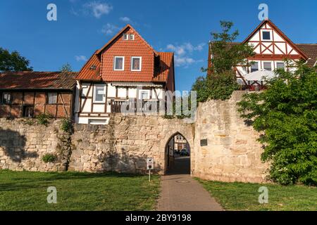 Fachwerkhäuser und die Stadtmauer im Stadtteil Allendorf, Bad Sooden-Allendorf, Rheinland-Pfalz, Deutschland Stockfoto