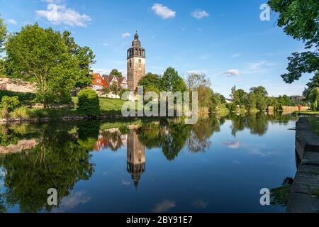 Fluss Werra und die St.-Crucis-Kirche im Stadtteil Allendorf, Bad Sooden-Allendorf, Rheinland-Pfalz, Deutschland Stockfoto