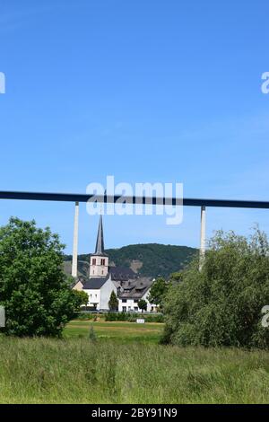 Zeltingen-Rachtig mit Hochmoselübergang Stockfoto