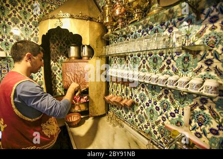 Kellner Vorbereitung türkischen Kaffee in der Küche von Pierre Loti Cafe, Eyup, Istanbul, Türkei Stockfoto