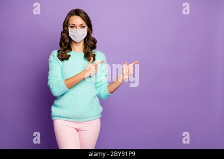 Porträt von ihr sie attraktiv ziemlich gesund gewellten Mädchen trägt Sicherheit Gaze Maske Demonstration Kopierraum ncov COV Mers Prävention Stockfoto