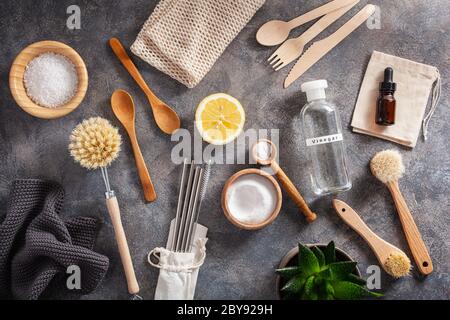 Null Abfall umweltfreundliche Reinigung Küche Konzept. Holzbürsten, Zitrone, Backpulver, Essig, Trinkhalm Stockfoto