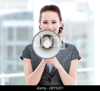 Überzeugt durch ein Megaphon schreien Geschäftsfrau Stockfoto
