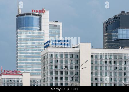 Minsk, Weißrussland - 13. Juni 2019: Modernistische Architektur von Minsk, Hauptstadt von Belarus. Alte und moderne Gebäude im Stadtzentrum von Minsk Stockfoto