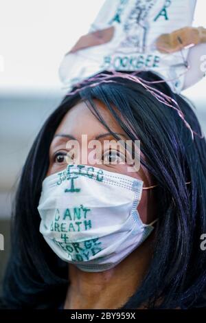 Houston, TX, USA. Juni 2020. Die Menschen versammeln sich am Montag, den 8. Juni 2020, zu einer Kerzenlichtmahnwache zu Ehren von George Floyd auf dem Fußballplatz der Jack Yates High School. Kredit: Karen Warren/ZUMA Wire/Alamy Live News Stockfoto