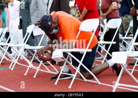 Houston, TX, USA. Juni 2020. Die Menschen versammeln sich am Montag, den 8. Juni 2020, zu einer Kerzenlichtmahnwache zu Ehren von George Floyd auf dem Fußballplatz der Jack Yates High School. Kredit: Karen Warren/ZUMA Wire/Alamy Live News Stockfoto