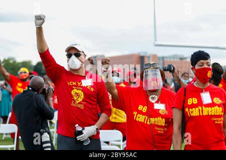 Houston, TX, USA. Juni 2020. Die Menschen versammeln sich am Montag, den 8. Juni 2020, zu einer Kerzenlichtmahnwache zu Ehren von George Floyd auf dem Fußballplatz der Jack Yates High School. Kredit: Karen Warren/ZUMA Wire/Alamy Live News Stockfoto