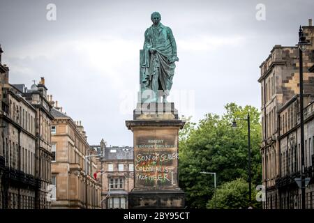 Graffiti, das "Sohn des Sklaviers und kolonialistischen Profiteers" liest, ist auf der Statue von Robert Dundas 2. Viscount Melville, Sohn von Henry Dundas 1. Viscount Melville, in Melville Street, Edinburgh erschienen. Stockfoto