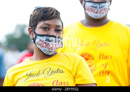 Houston, TX, USA. Juni 2020. Die Menschen versammeln sich am Montag, den 8. Juni 2020, zu einer Kerzenlichtmahnwache zu Ehren von George Floyd auf dem Fußballplatz der Jack Yates High School. Kredit: Karen Warren/ZUMA Wire/Alamy Live News Stockfoto