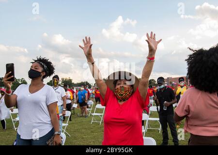 Houston, TX, USA. Juni 2020. Die Menschen versammeln sich am Montag, den 8. Juni 2020, zu einer Kerzenlichtmahnwache zu Ehren von George Floyd auf dem Fußballplatz der Jack Yates High School. Kredit: Karen Warren/ZUMA Wire/Alamy Live News Stockfoto