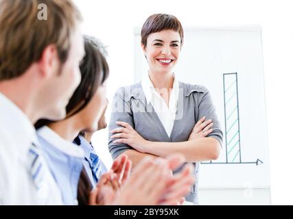 Porträt von lächelnden Geschäftsfrau sprechen bei ihrem Kollegen während eines Meetings Stockfoto