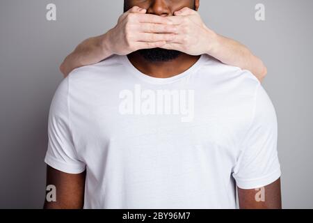 Halt den Mund. Cropped Foto von african american guy unfairly Gesellschaft Shut up schwarze Rasse Bürger brauchen Hilfe weiße Haut Arme Handflächen schließen seinen Mund Gefahr Stockfoto