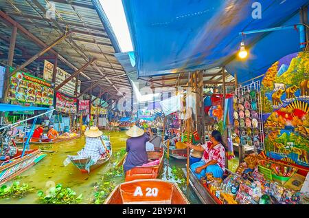 DAMNOEN SADUAK, THAILAND - 13. MAI 2019: Machen Sie Shopping in Souvenirständen von Ton Khem schwimmenden Markt, am 13. Mai in Damnoen Saduak Stockfoto