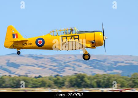 North American T-6 Harvard, Texan Zweiten Weltkrieg Trainingsflugzeug an der Wings Over Wairarapa Airshow, Hood Aerodrome, Masterton, Neuseeland. RAF gelb Stockfoto