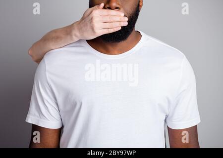 Sprechen Sie nicht. Cropped Foto von african american guy unfairly Gesellschaft Shut up schwarze Rasse Bürger brauchen Hilfe weiße Haut Arm schließen seinen Mund Gefahr Stockfoto