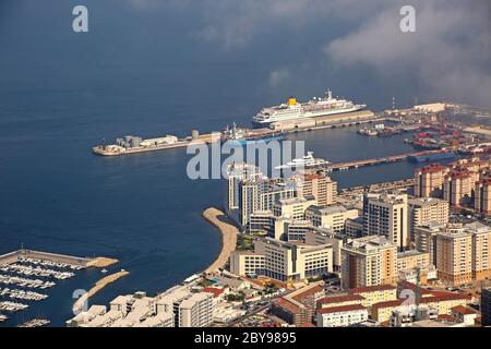 Blick vom Felsen der Stadt unten, dem Handelshafen & auch Kreuzfahrtschiffen im Hafen, Gibraltar. Stockfoto