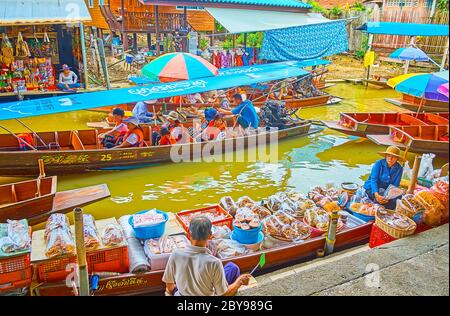 DAMNOEN SADUAK, THAILAND - 13. MAI 2019: Das Sampan-Food-Boot mit großer Menge an getrocknetem Fisch und Meeresfrüchten auf dem schwimmenden Markt Damnoen Saduak, am 1. Mai Stockfoto