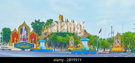 BANGKOK, THAILAND - 13. MAI 2019: Panorama der Ratchadamnoen Avenue mit Porträts von König Rama X, seinen Eltern und dekorativen Installationen aufgrund seiner Stockfoto