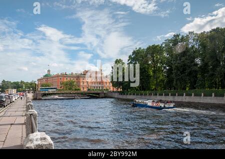 Fontanka Fluss, Blick auf die Ingenieure (Mikhailovsky) Schloss, Sankt Petersburg, Russland Stockfoto