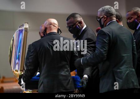 Houston, TX, USA. Juni 2020. Pallbearers neigen den Sarg vor der Beerdigung für George Floyd am Dienstag, 9. Juni 2020, an der Fountain of Praise Kirche in Houston. Floyd starb, nachdem er von Minneapolis Polizeibeamten am 25. Mai zurückgehalten wurde. Kredit: Godofredo A. Vasquez/ZUMA Wire/Alamy Live News Stockfoto