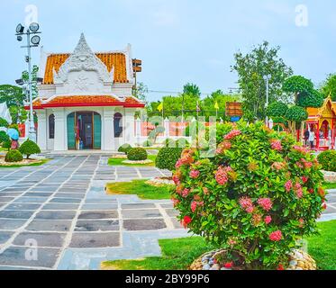 Der malerische weiße Pavillon im Topiargarten des Wat Benchamabophit Dusitvanaram Marmortempels, Bangkok, Thailand Stockfoto