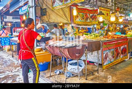 BANGKOK, THAILAND - 13. MAI 2019: Die Außenstände des Talad Saphan Phut Marktes bieten würzigen Fisch und Hühnchen Grill, am 13. Mai in Bangkok Stockfoto