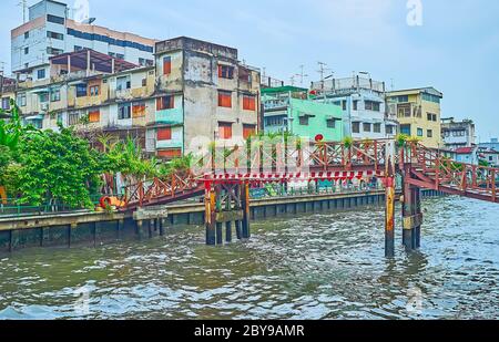Die stelzenstegbrücke über den Khlong Maha Nak Kanal, mit seiner armen Umgebung im Hintergrund, Bangkok, Thailand Stockfoto