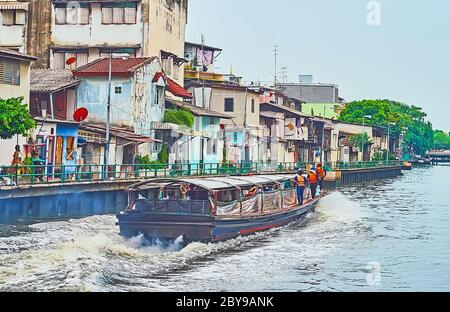 Die Fähre, die durch die Khlong Maha Nak mit Blick auf Slum Nachbarschaft segelt, erstreckt sich entlang der Bank, Bangkok, Thailand Stockfoto