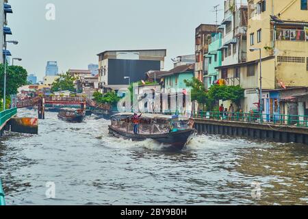 BANGKOK, THAILAND - 13. MAI 2019: Die Fährfahrt durch den Khlong Maha Nak Kanal ist eine der interessanten Attraktionen im alten Bangkok, am 13. Mai in Stockfoto