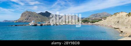 Schönes Panorama auf das Meer Bucht mit Strandlinie an der bergigen Küste (Kolymbia, Rhodos, Griechenland) Stockfoto