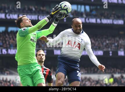 LONDON, ENGLAND - 13. APRIL 2019: Ben Hamer von Huddersfield und Lucas Moura von Tottenham im Rahmen des Premier League-Spiels 2018/19 zwischen Tottenham Hotspur und Huddersfield Twon im Tottenham Hotspur Stadium. Stockfoto