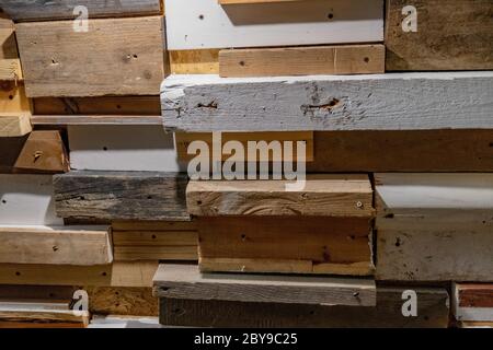 Dreidimensionaler abstrakter Hintergrund aus zurückgewonnenen Holzplanken mit rauhen zerkratzten und beschädigten Oberflächen Stockfoto