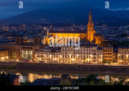 Blick von oben bei Nacht auf die Basilika Santa Croce in Florenz. Stockfoto