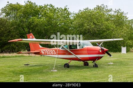 Kleines einmotorige Flugzeug am Shelter Island Flughafen, Shelter Island, NY Stockfoto