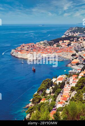 Dubrovnik, Gespanschaft Dubrovnik-Neretva, Kroatien. Gesamtansicht der Altstadt und des Hafens. Die Altstadt von Dubrovnik ist ein UNESCO-Weltkulturerbe. Stockfoto