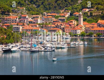 Skradin, Gespanschaft Sibenik-Knin, Kroatien. Freizeitboot im Hafen mit Stadt dahinter. Die Stadt steht am Fluss Krka und am Eingang zum Krka N Stockfoto