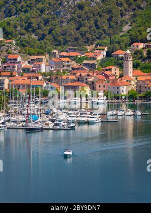 Skradin, Gespanschaft Sibenik-Knin, Kroatien. Freizeitboot im Hafen mit Stadt dahinter. Die Stadt steht am Fluss Krka und am Eingang zum Krka N Stockfoto