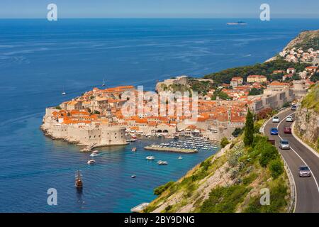 Dubrovnik, Gespanschaft Dubrovnik-Neretva, Kroatien. Gesamtansicht der Altstadt und des Hafens. Die Altstadt von Dubrovnik ist ein UNESCO-Weltkulturerbe. Stockfoto